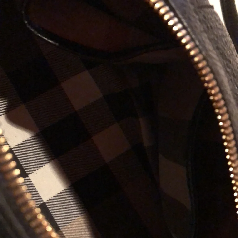 Beautiful and classic Burberry black textured leather buckle handbag (plaid int) - Picture 8 of 10